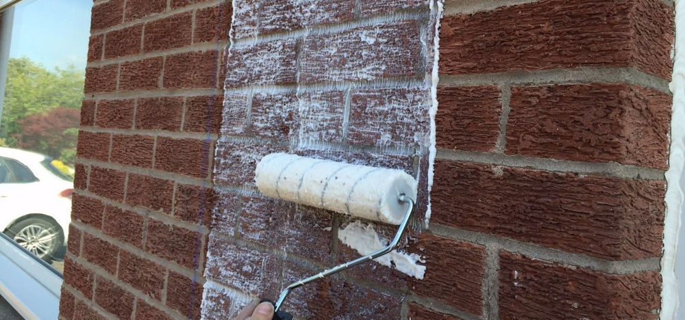 Applying masonry cream to a masonry wall
